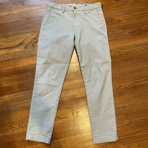 Perfect Banana Republic men’s light gray chinos